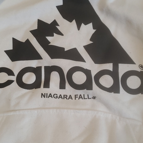 Canada hoodie from Niagara Falls - Picture 3 of 3